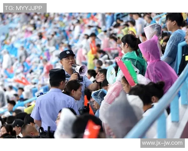 广州足球队状态引发热议球迷对未来表现充满期待与担忧